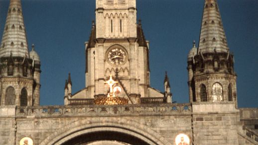 La nuova corona della Basilica Notre Dame de Lourdes