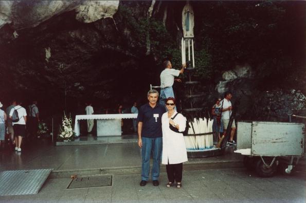 Con mia moglie davanti alla grotta